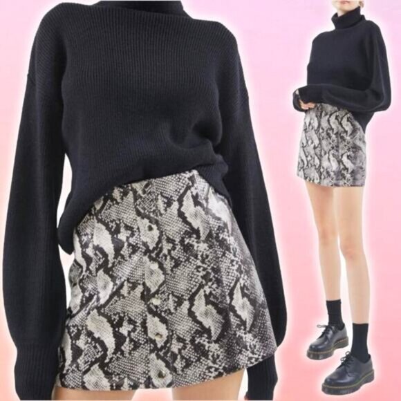 NWT URBAN OUTFITTERS UO Siren Snake Print Button-Front Mini Skirt Sz Medium - Picture 1 of 8